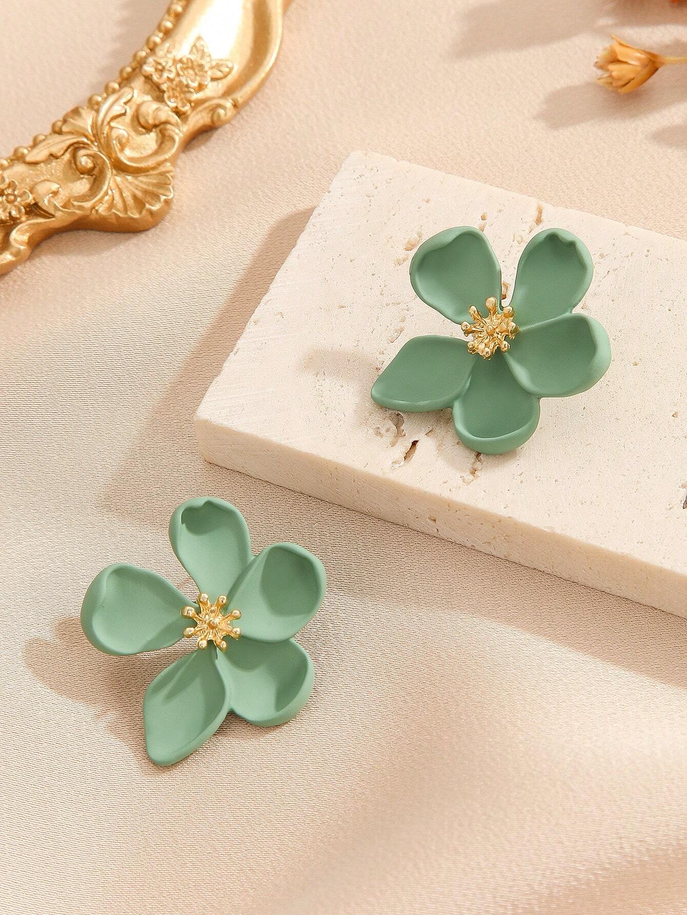 1pair Exaggerated European & American Style Metal Flower Stud Earrings 1pair Exaggerated European & American Style Metal Flower Stud Earrings