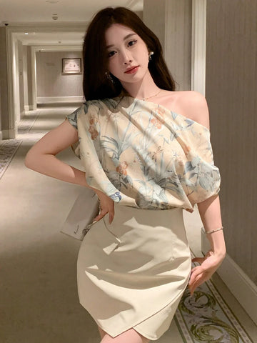 DAZY Women's Loose-Fit Blouse With All-Over Floral Print
