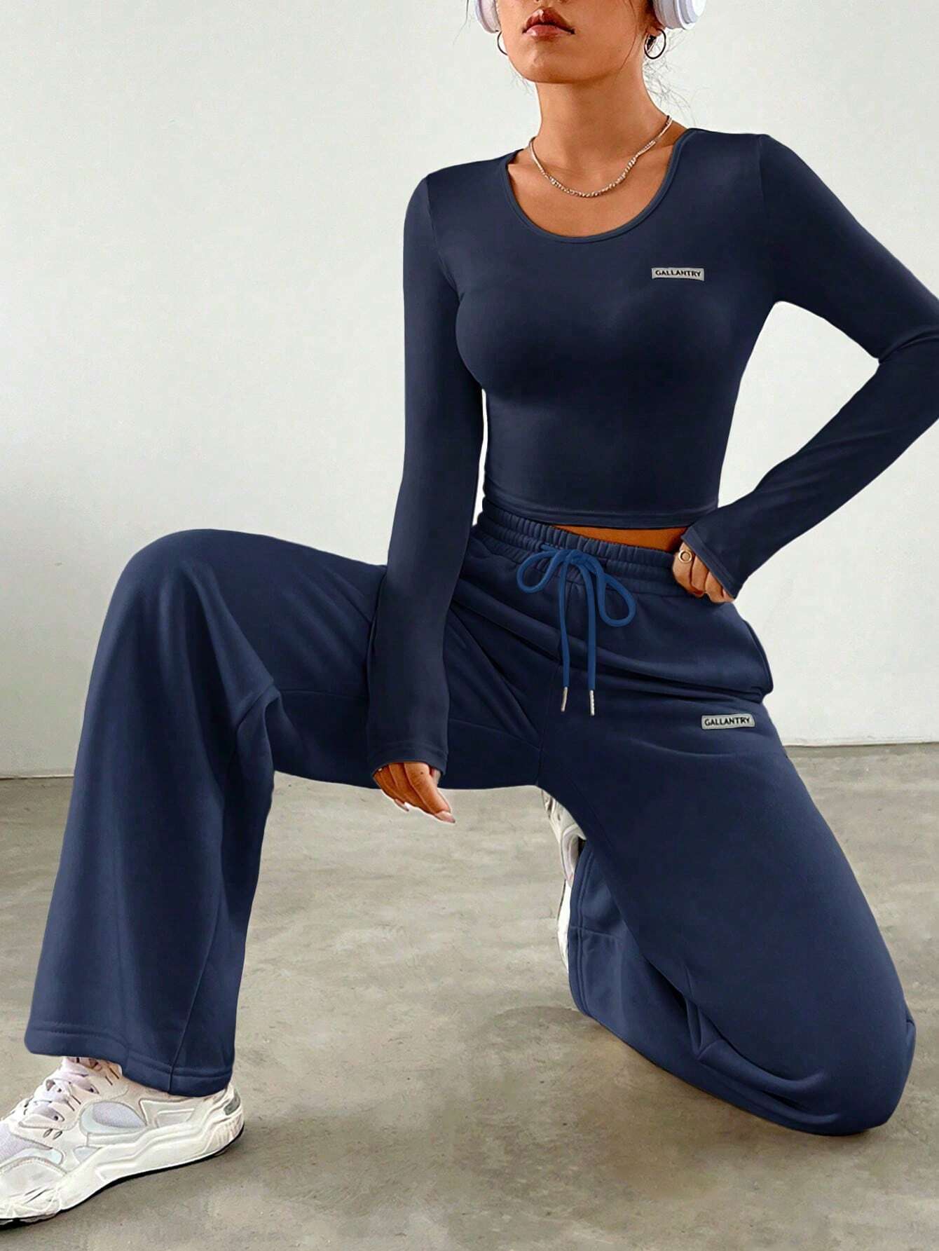 EZwear Spring Blue Y2k Letter Patched Crop Tee & Drawstring Waist Sweatpants Two Piece Set