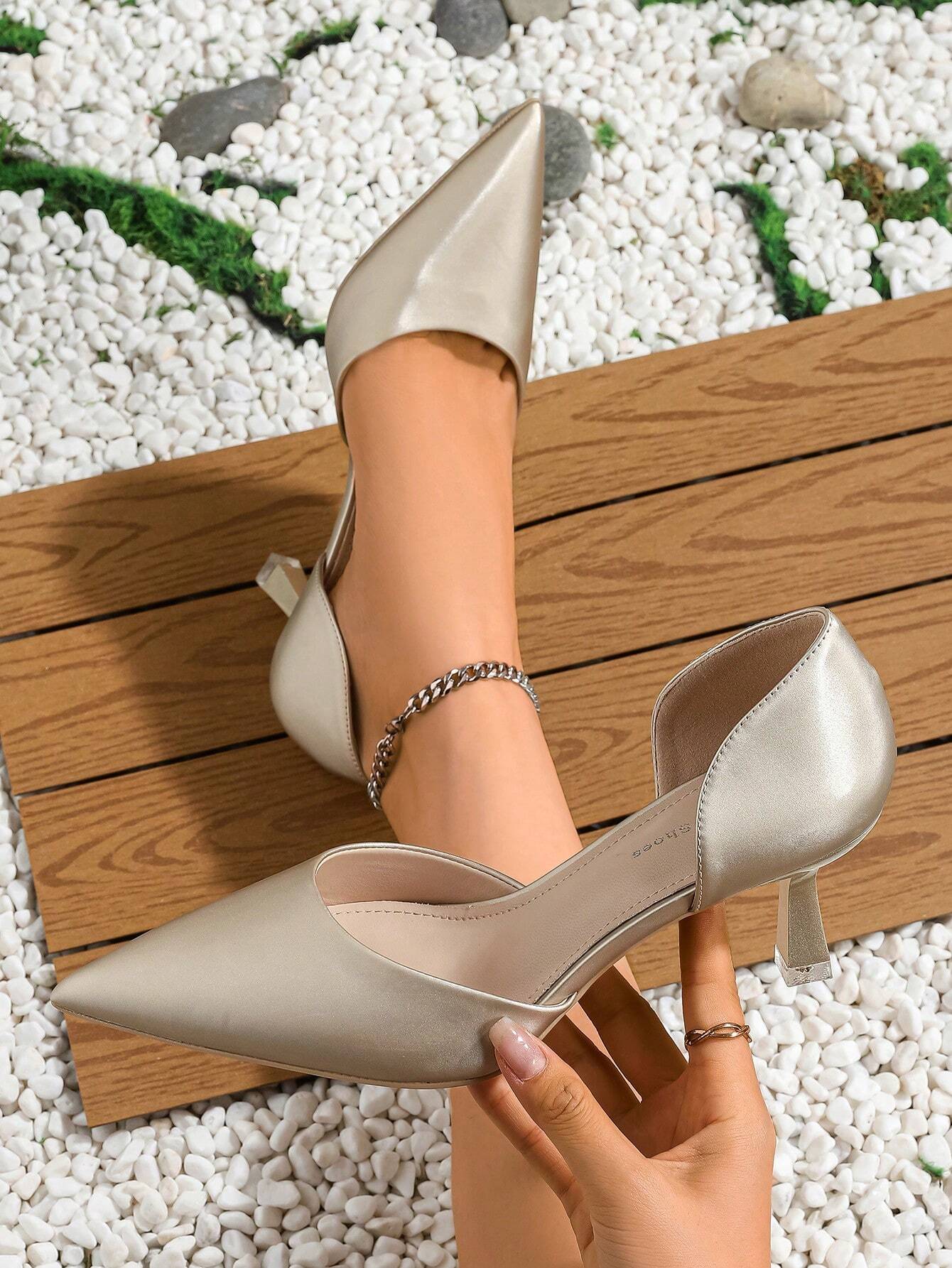 Women Point Toe Pyramid Heeled Court Pumps