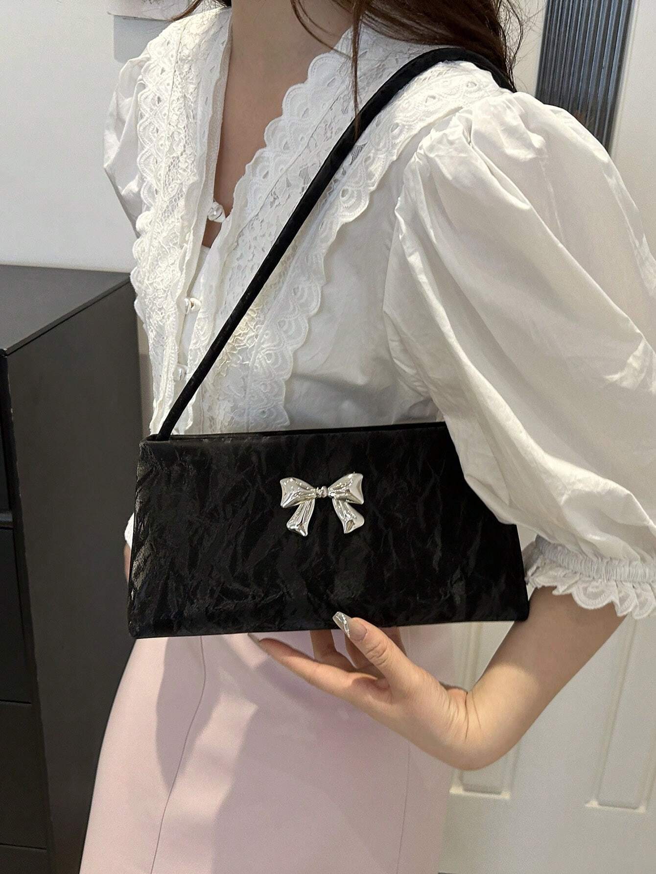 Fashionable Women's Shoulder Bag With Bow Decoration