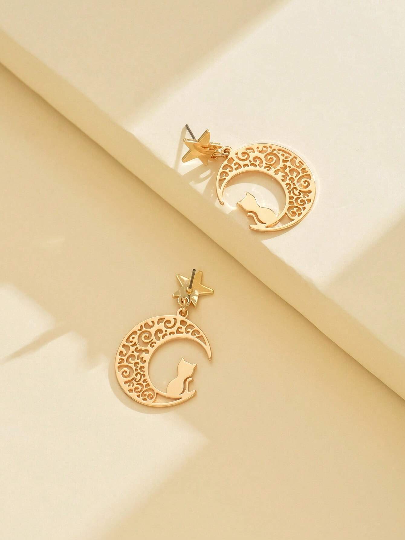 1pair Exquisite & Stylish Hollow Out Crescent Moon Shaped Lady's Earrings With Minimalist Creative Design