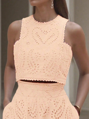 1pc Vintage Floral Hollow Out Full Embroidery Sleeveless Crew Neck Crop Top