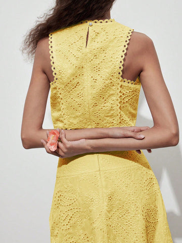 1pc Vintage Floral Hollow Out Full Embroidery Sleeveless Crew Neck Crop Top