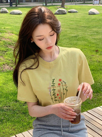 DAZY Floral & Letter Embroidery Tee