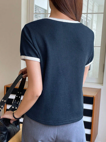 DAZY Casual Simple Contrast Trim Round Neck Short Sleeve T-Shirt