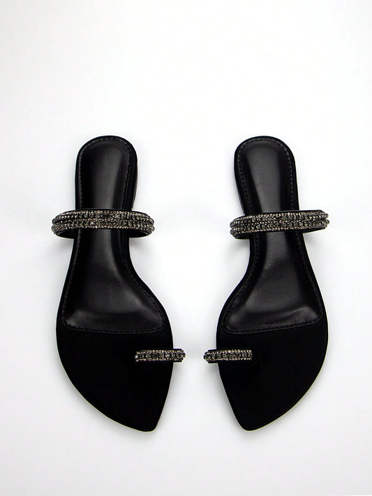 Fashionable Heart Shaped Toe Flat Toe Ring Sandals